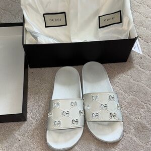 Gucci GG SIGNATURE RUBBER SLIDES
